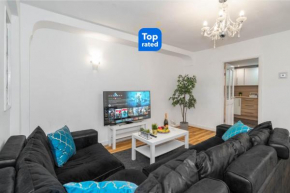 HAUS Large 6 Bedroom Townhouse, Off street Parking x 3 , Super Fast WIFI, Sleeps 13! TOP RATED